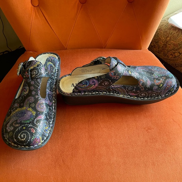 Alegria Woman’s Clogs - Picture 2 of 7